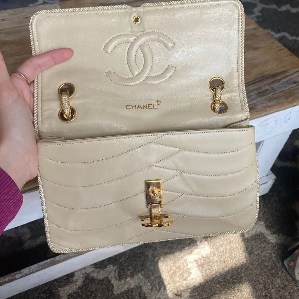 Vintage CHANEL Lambskin Cross Body Bag Cream / Gold Hardware